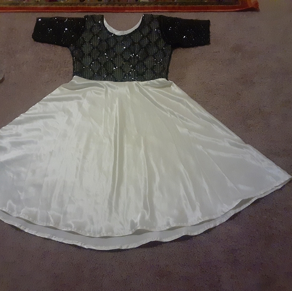 A woman dress block and white color custom made. - Picture 7 of 7